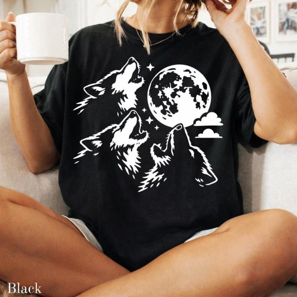 Three Howling Wolves Classic 90s Graphic T-Shirt, Retro Wolf Moon Tee